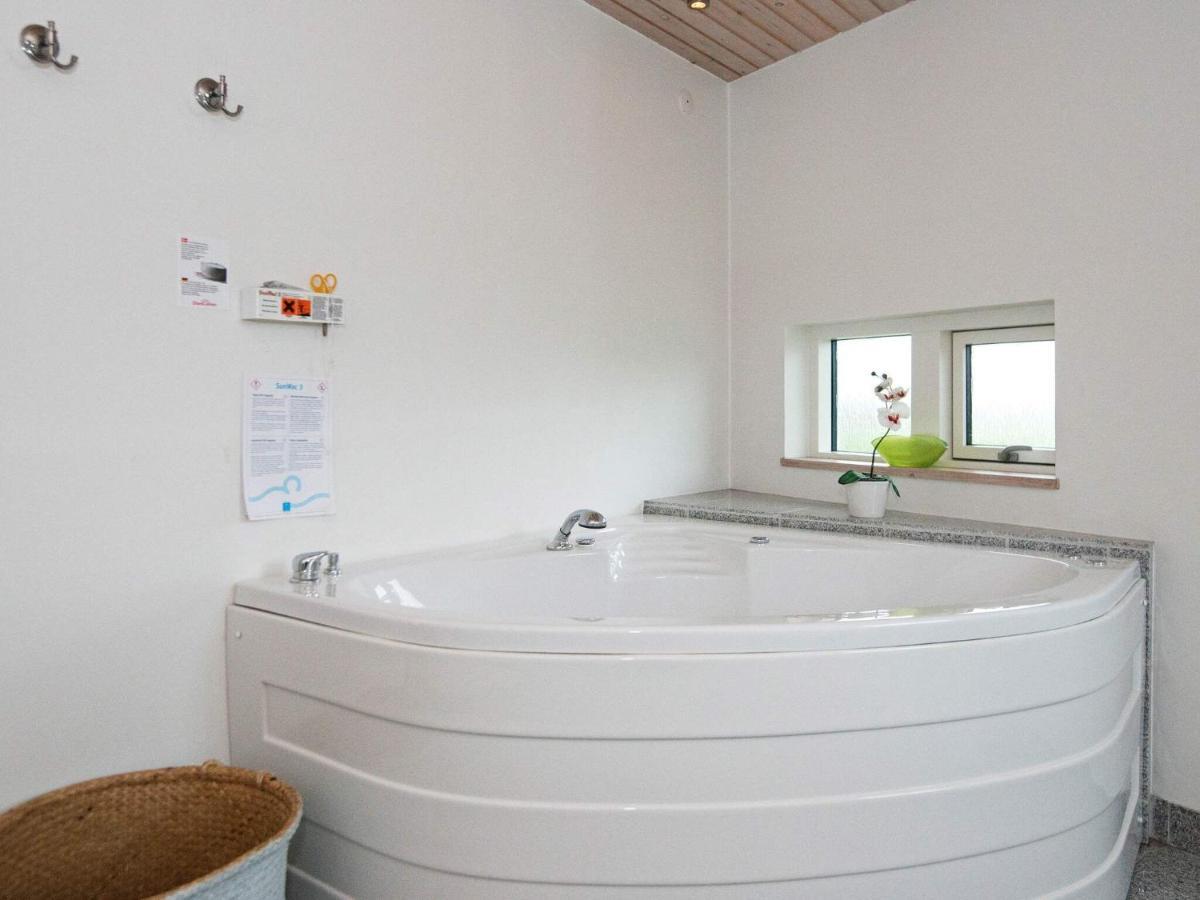 8 Person Holiday Home In Ebeltoft Eksteriør billede